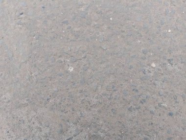 Sert yol yüzeyi siyahtır.