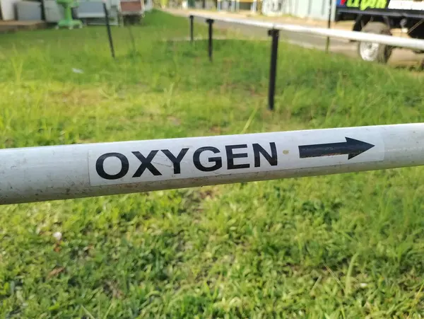Üzerinde oksijen yazan boru.