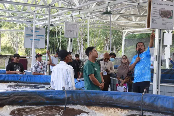 Melapeh Baru Köyü, Lingang Bigung Bölgesi, Batı Kutai Regency, Doğu Kalimantan Bölgesi - 25 Eylül 2025: Particticileri eğitmek için bir kaynak tarafından biyolog sistemi ile balık çiftçiliği eğitimi
