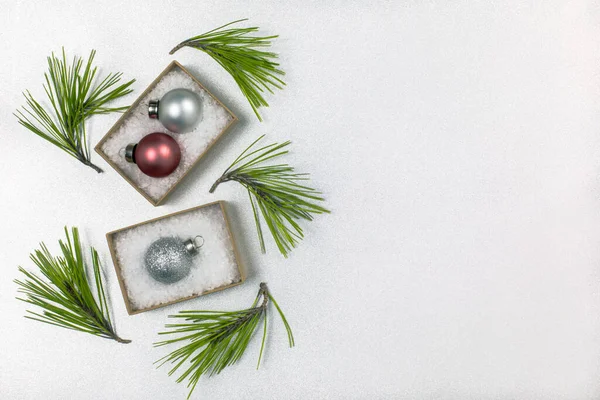 Ovanifrån Två Små Bruna Lådor Med Julbollar Konstgjord Snö Och — Stockfoto