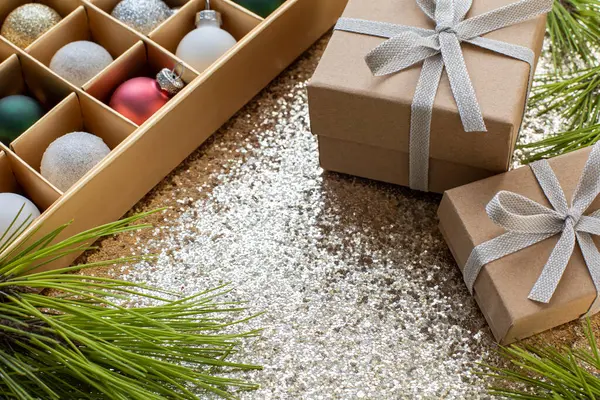 Närbild Brun Papper Presentförpackning Med Bågar Och Låda Med Julprydnader — Stockfoto