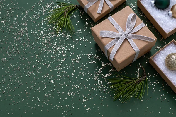 Närbild Bild Jul Presentförpackningar Och Dekorationer Fördelas Det Övre Högra — Stockfoto