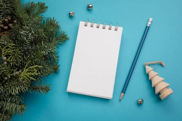 Widok Góry Biały Notatnik Ołówkiem Boku Świąteczny Wieniec Ozdoby Niebieskim — Zdjęcie stockowe