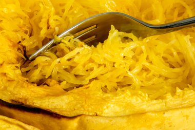 Metal çatalla desteklenmiş bir spagetti kabağının yakın çekimi.