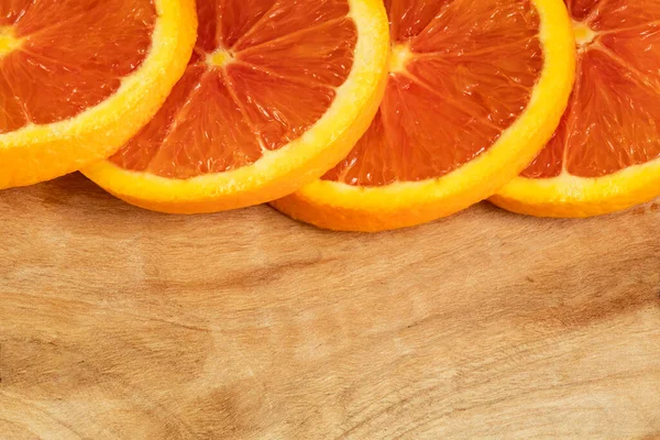 Tahtada kesilen kan turuncu mermilerin yakın görüntüsü