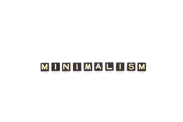 Minimalizm Kelimesinin Üst Görünümü Beyaz Arkaplandaki Siyah Beyaz Scrabble Harflerinden — Stok fotoğraf