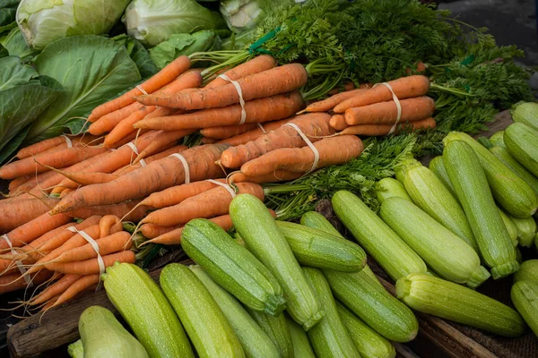 Karotten Zuccini Und Salat Aus Nächster Nähe Bauernmarktstand — Stockfoto