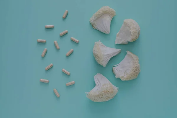 Aslan yelesi mantarı ve mavi arka planda ilave haplar. Bilişsel Sağlık Konsepti