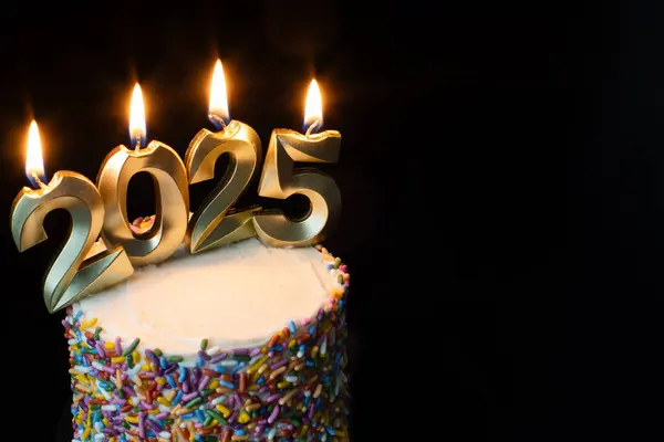 2025 mumlu bir doğum günü pastasının yakın görüntüsü. Kopya alanı olan yeni yıl 2025 konsept kartının başlangıcı