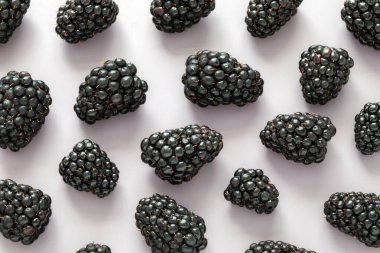 Açık mor arkaplanda taze böğürtlenlerin yakın görüntüsü