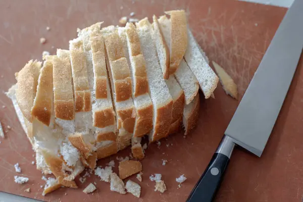 Dilimlenmiş beyaz ekşi ekmek somun ve bıçak..