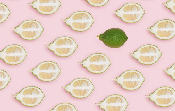 Patroon Gemaakt Met Groene Citroen Limoenschijfje Patelblauwe Achtergrond Minimaal Citrusconcept — Stockfoto