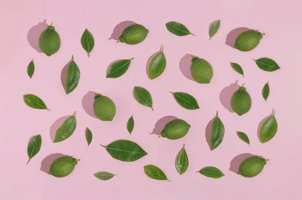 Kreatives Muster Aus Grünen Zitronen Limetten Und Grünen Blättern Auf — Stockfoto