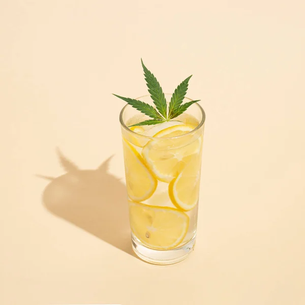 Lemon Slices Marijuana Leaf Ice Glass Water Bright Sunny Background — Stock Photo, Image
