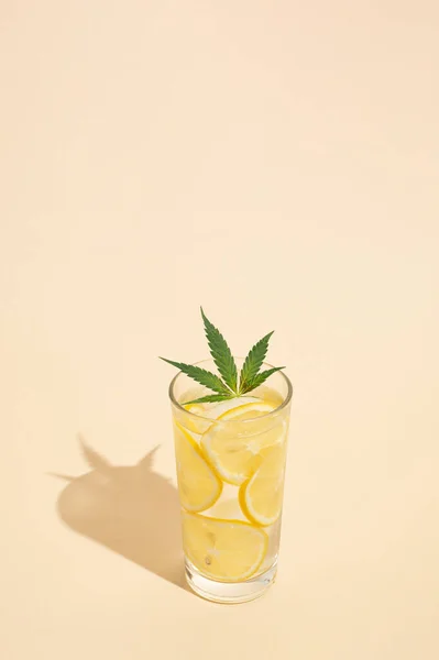 Lemon Slices Marijuana Leaf Ice Glass Water Bright Sunny Background — Stock Photo, Image