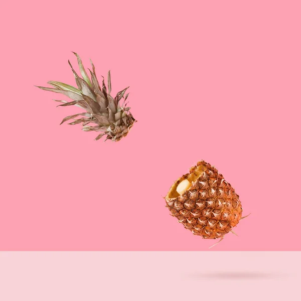 Ananas Pokrojony Dwie Części Bez Rdzenia Pastelowym Różowym Tle Koncepcja — Zdjęcie stockowe