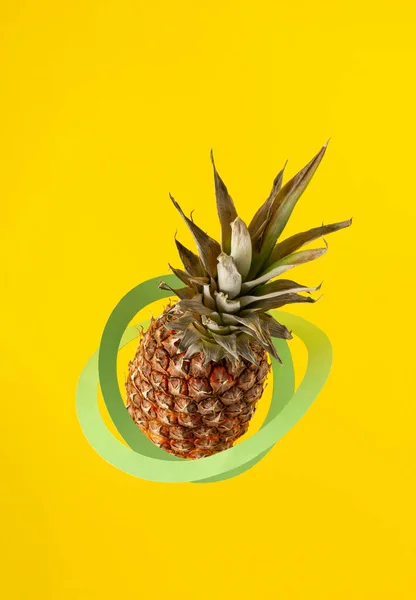 Grünes Papier Reiht Sich Eine Reife Ananas Vor Gelbem Hintergrund — Stockfoto