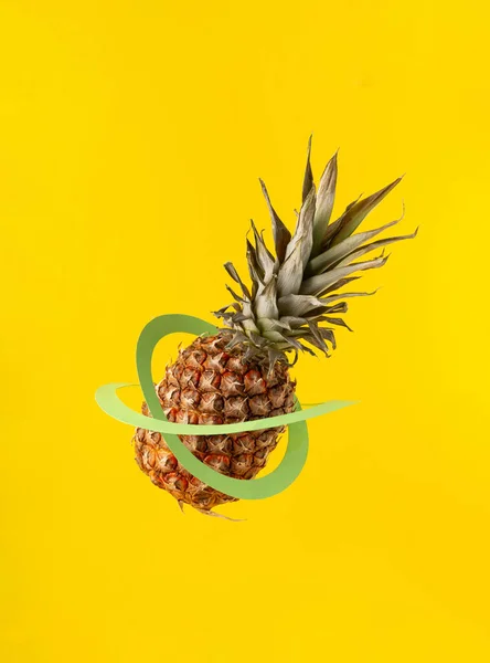 成熟的菠萝 绿色纸圈 黄色背景 最小创意水果的概念 垂直框架 — 图库照片
