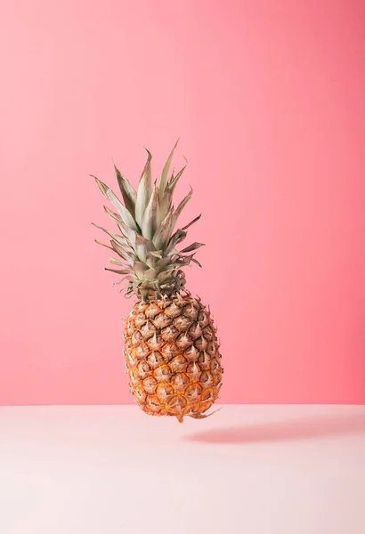 成熟的菠萝衬托在粉红的背景上 最低限度创意水果的概念 垂直框架 — 图库照片