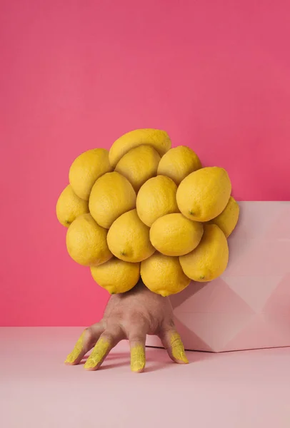 Творческая Концепция Изображающая Руку Окрашенными Желтый Цвет Пальцами Группу Лимонов — стоковое фото