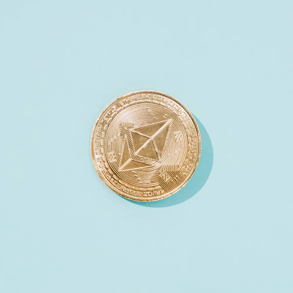 Sonnenbestrahlte Gold Ethereum Münze Vor Pastellblauem Hintergrund Flache Lage — Stockfoto