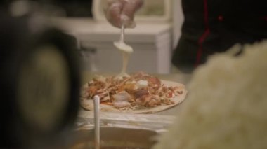 Sokaklarda fast food üretme süreci - shawarma, pita, doner kebap