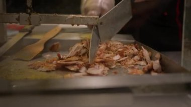 Sokaklarda fast food üretme süreci - shawarma, pita, doner kebap