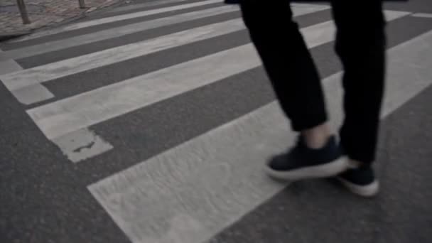 Hombre Cruzando Calle Paso Peatones Ciudad — Vídeo de stock