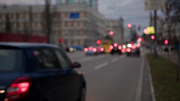 Світло Міста Тумані Боке Автомобілі Їдуть Через Раму — стокове відео