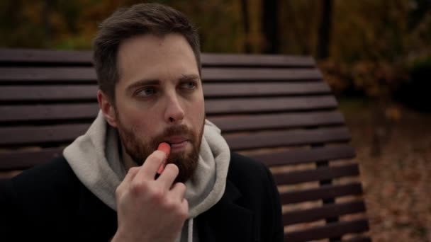 Чоловік Курить Електронну Сигарету Парку Сидячи Лавці Весна — стокове відео