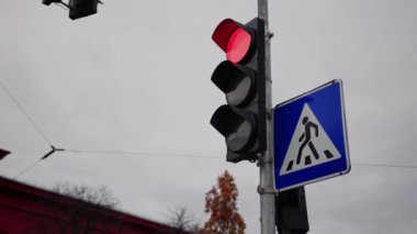 Şehirdeki kırmızı, sarı ve yeşil trafik ışıkları. Yanıp sönen ve renk değiştiren trafik ışıkları. Kyiv, Ukrayna