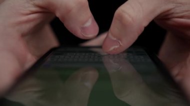 Telefonun kapanışı - bir adam kurye ile mesajlaşıyor