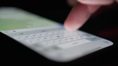 Telefon yakın çekim - insanlar kurye kullanarak iletişim kurar