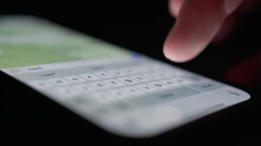 Telefon yakın çekim - insanlar kurye kullanarak iletişim kurar