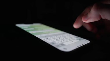 Telefon yakın çekim - insanlar kurye kullanarak iletişim kurar