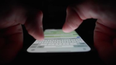 Telefon yakın çekim - insanlar kurye kullanarak iletişim kurar