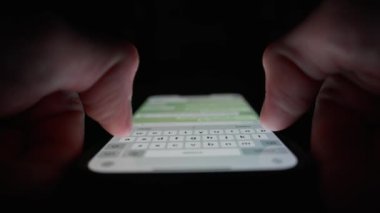 Telefon yakın çekim - insanlar kurye kullanarak iletişim kurar