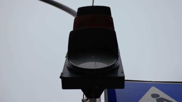 Piros Sárga Zöld Modern Közlekedési Lámpák Városban Villogó Változó Színű — Stock videók