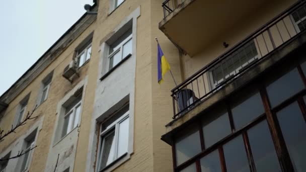 Флаг Украины Доме Центре Киева — стоковое видео