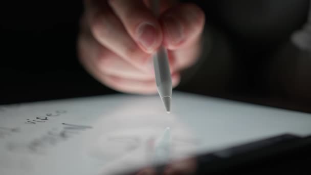 Homme Écrit Mot Vendre Sur Une Tablette Utilisant Crayon Spécial — Video