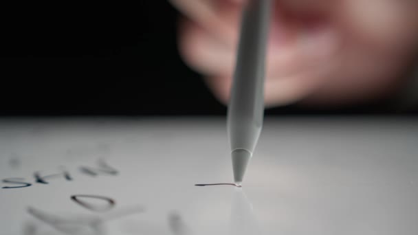 Mężczyzna Rysuje Zawijas Tablecie Specjalnym Ołówkiem Cyfrowym Rysunkiem — Wideo stockowe