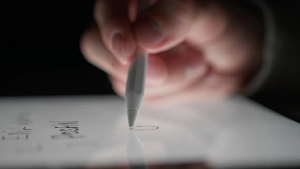Mężczyzna Rysuje Tablecie Pomocą Specjalnego Ołówka Cyfrowy Rysunek Człowiek Robi — Wideo stockowe