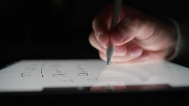 Człowiek Rysuje Tablecie Pomocą Specjalnego Ołówka Cyfrowego Rysunku Człowiek Tworzy — Wideo stockowe