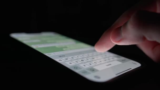 Крупный План Телефона Люди Общаются Помощью Мессенджера — стоковое видео