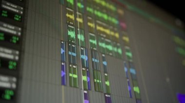 Müzik sıralayıcı - iş başında Müzik oluşturma süreci bilgisayarda, ekranda