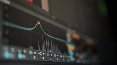 Müzik sıralayıcı - iş başında Müzik oluşturma süreci bilgisayarda, ekranda