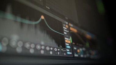 Müzik sıralayıcı - iş başında Müzik oluşturma süreci bilgisayarda, ekranda