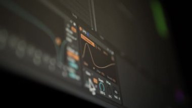 Müzik sıralayıcı - iş başında Müzik oluşturma süreci bilgisayarda, ekranda