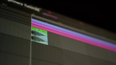 Büyük bir müzikal projenin sekansı - playhead müzik parçası boyunca hareket eder. Bilgisayarda, ekranda müzik oluşturuluyor