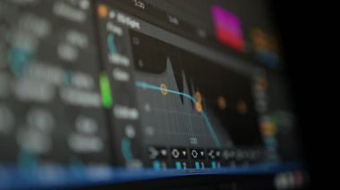Müzik sıralayıcı - iş başında Müzik oluşturma süreci bilgisayarda, ekranda